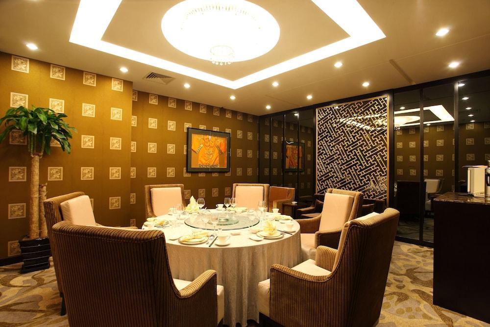 Howard Johnson Paragon Centra Provide Tourism And Ticketing Service 4*