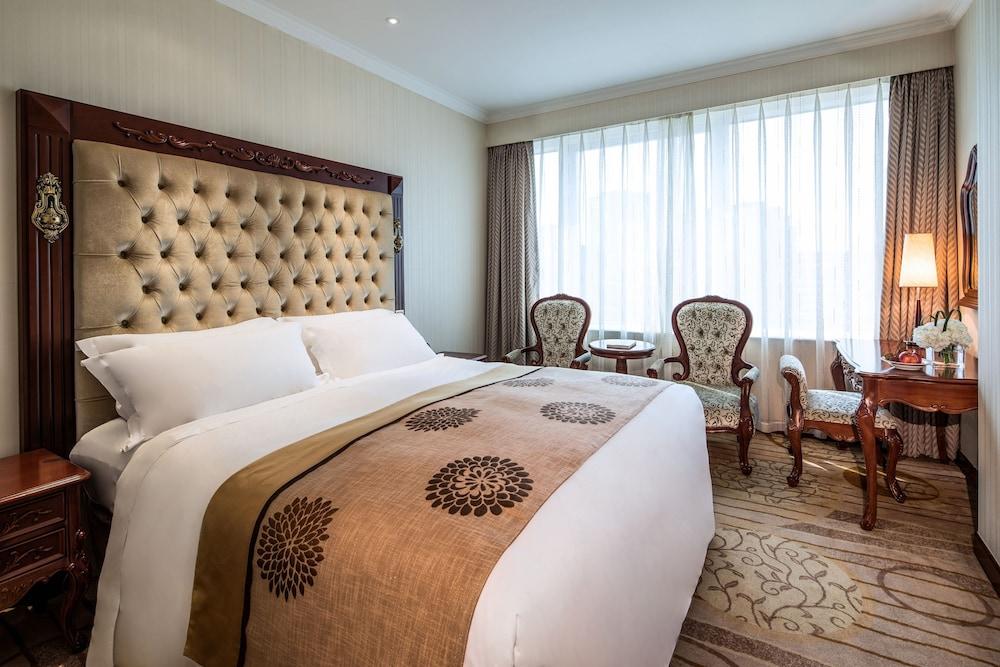 Howard Johnson Paragon Centra Provide Tourism And Ticketing Service Beijing