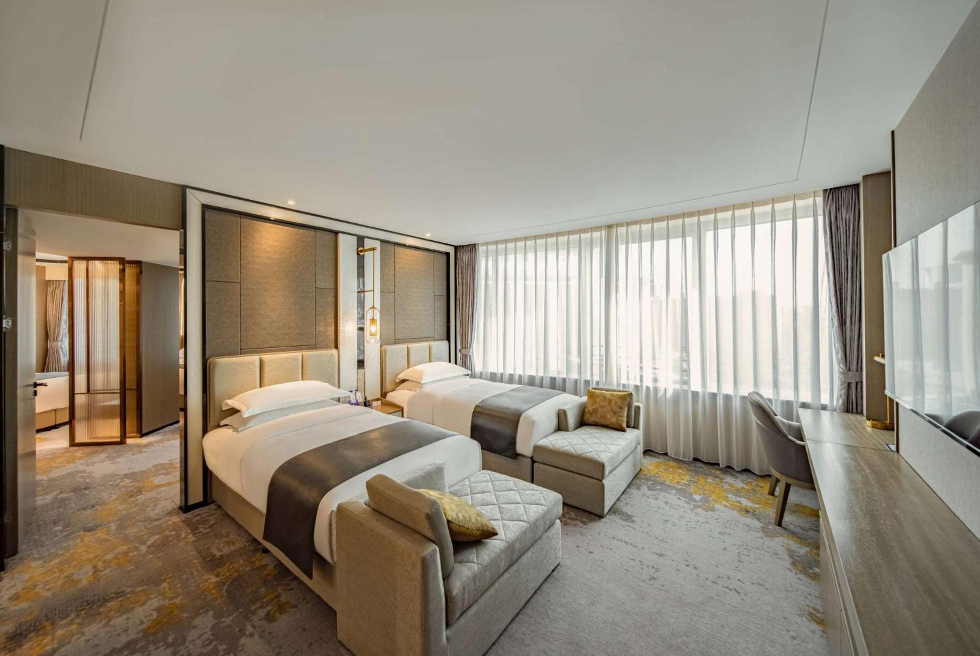 Howard Johnson Paragon Centra Provide Tourism And Ticketing Service Beijing