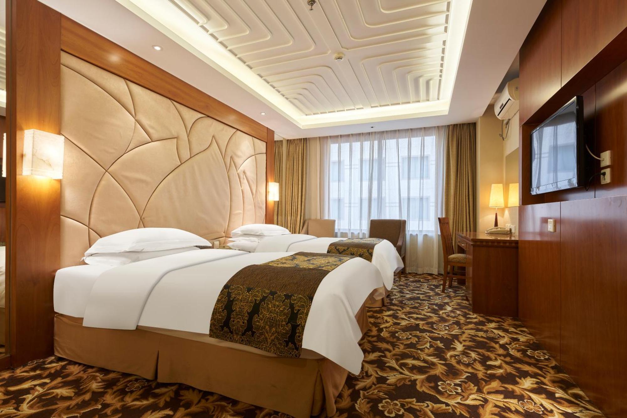 Howard Johnson Paragon Centra Provide Tourism And Ticketing Service Hotel 4*