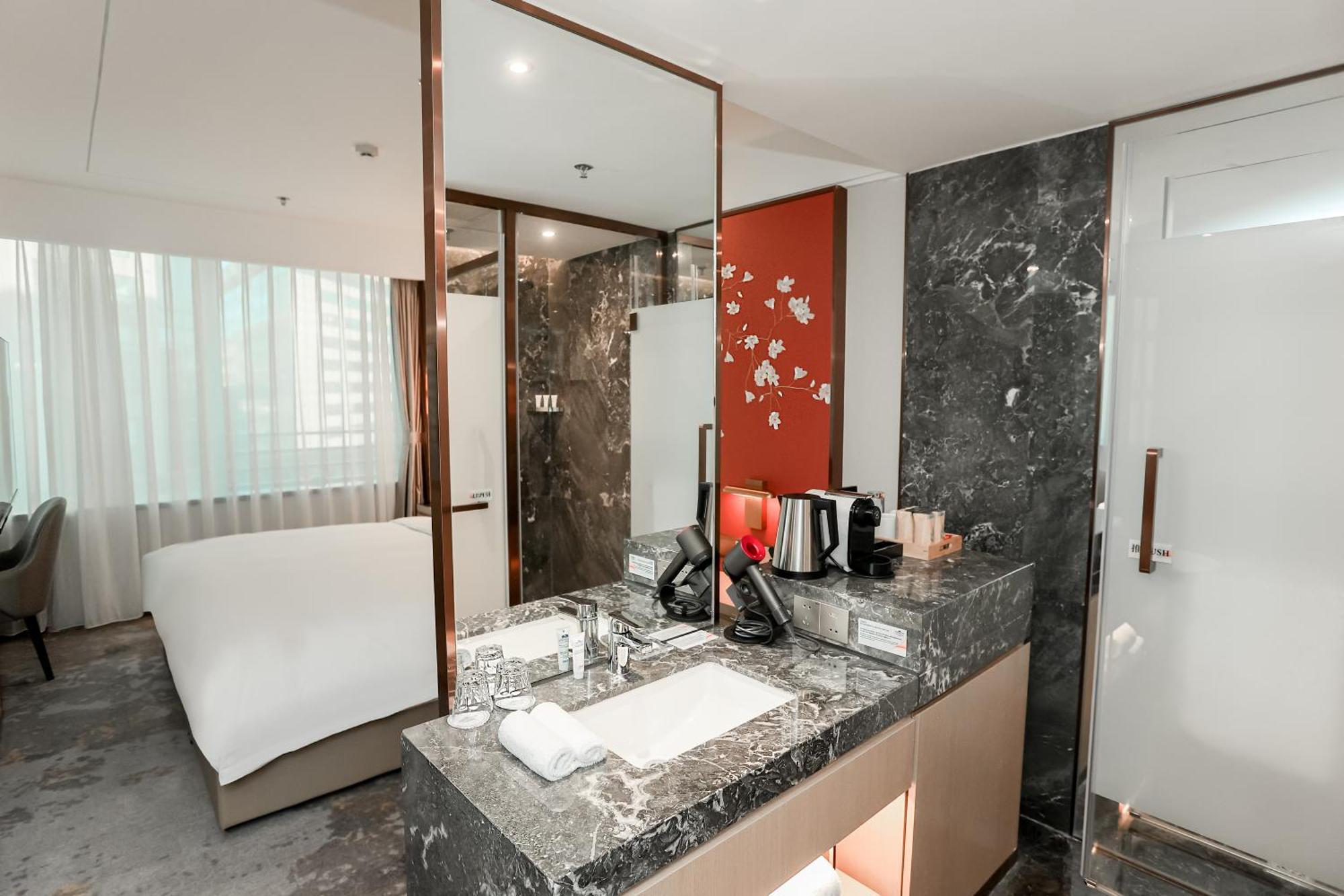 Howard Johnson Paragon Centra Provide Tourism And Ticketing Service Hotel