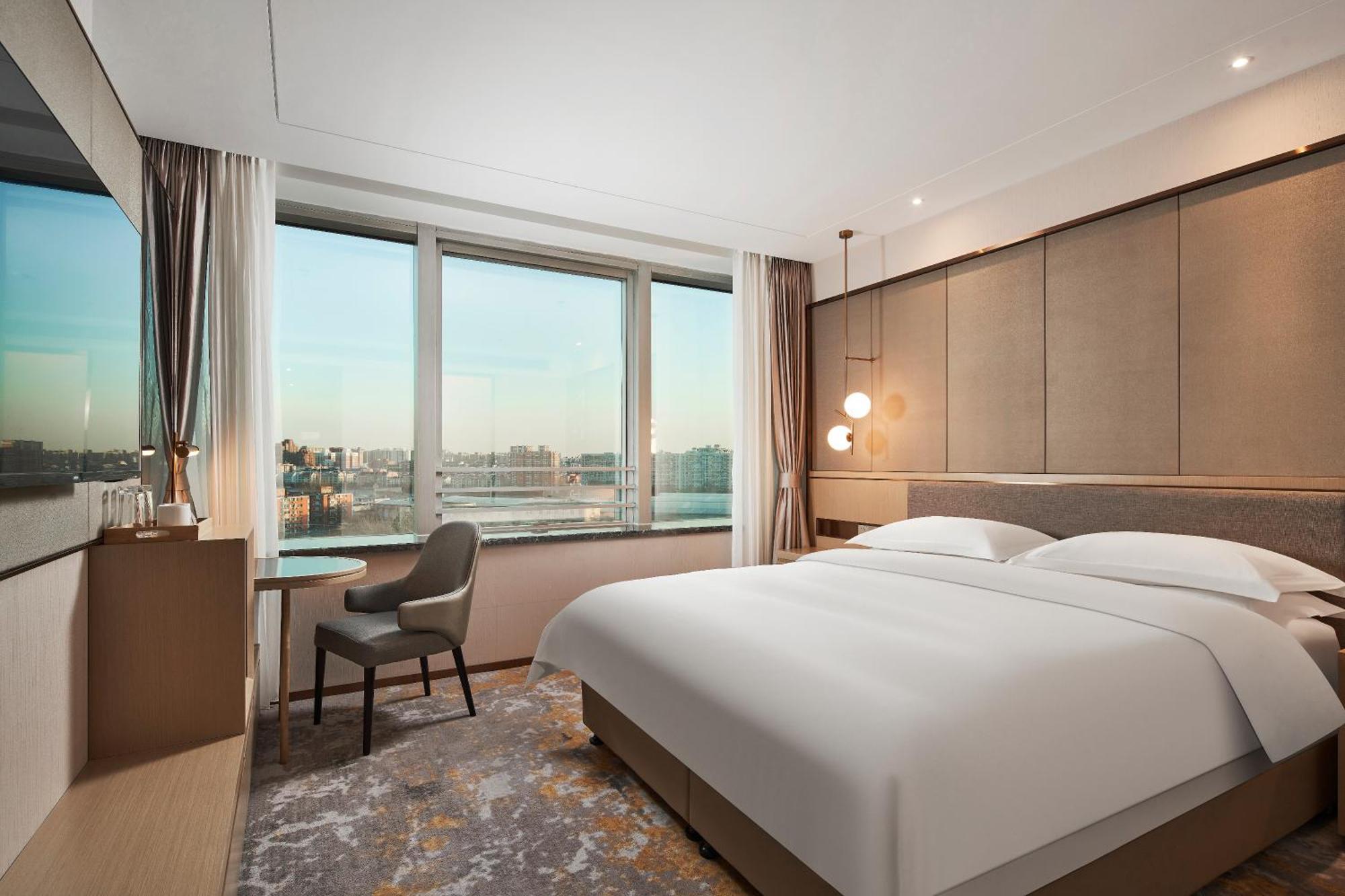 Howard Johnson Paragon Centra Provide Tourism And Ticketing Service 4*