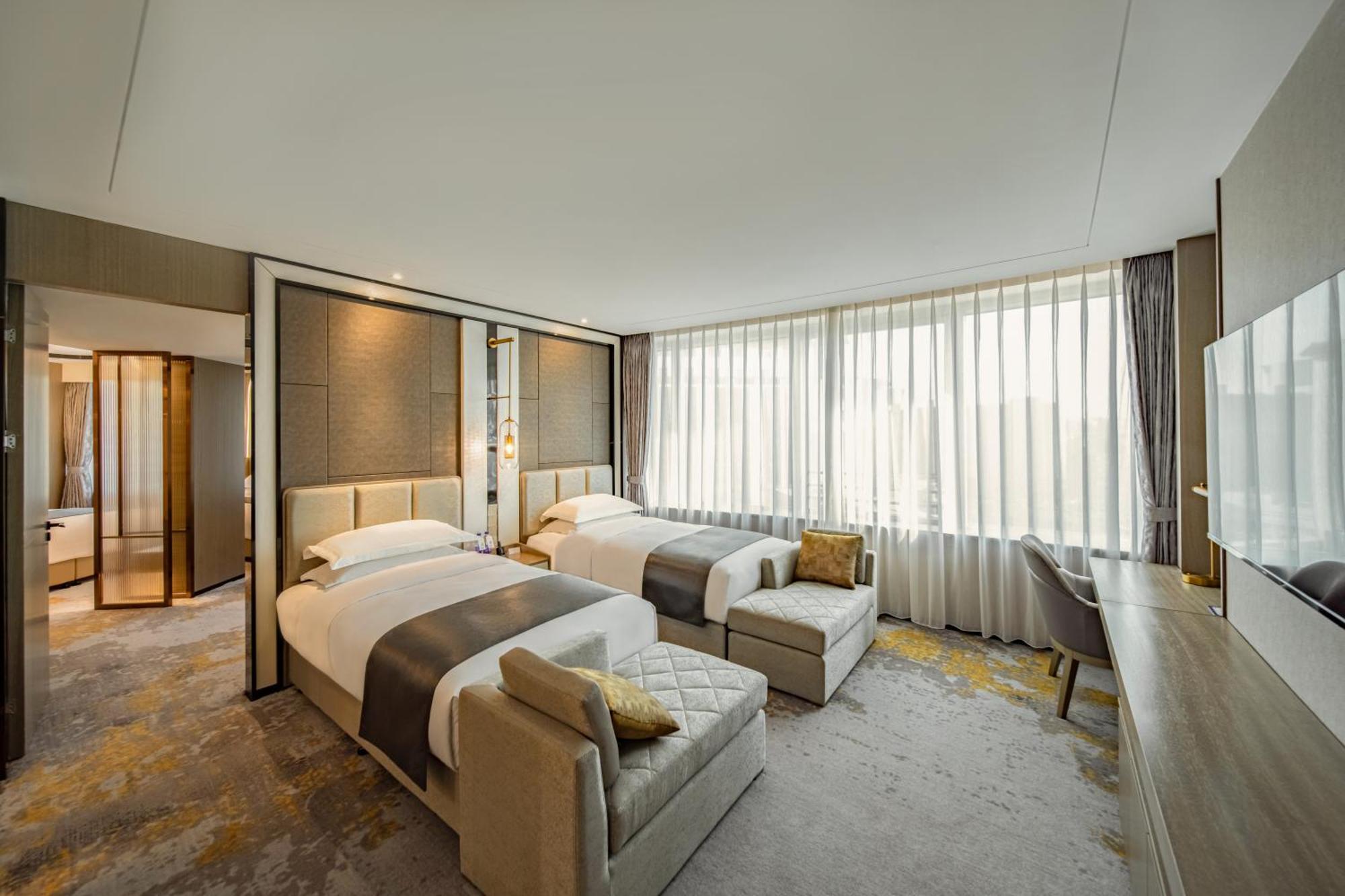 Howard Johnson Paragon Centra Provide Tourism And Ticketing Service Beijing