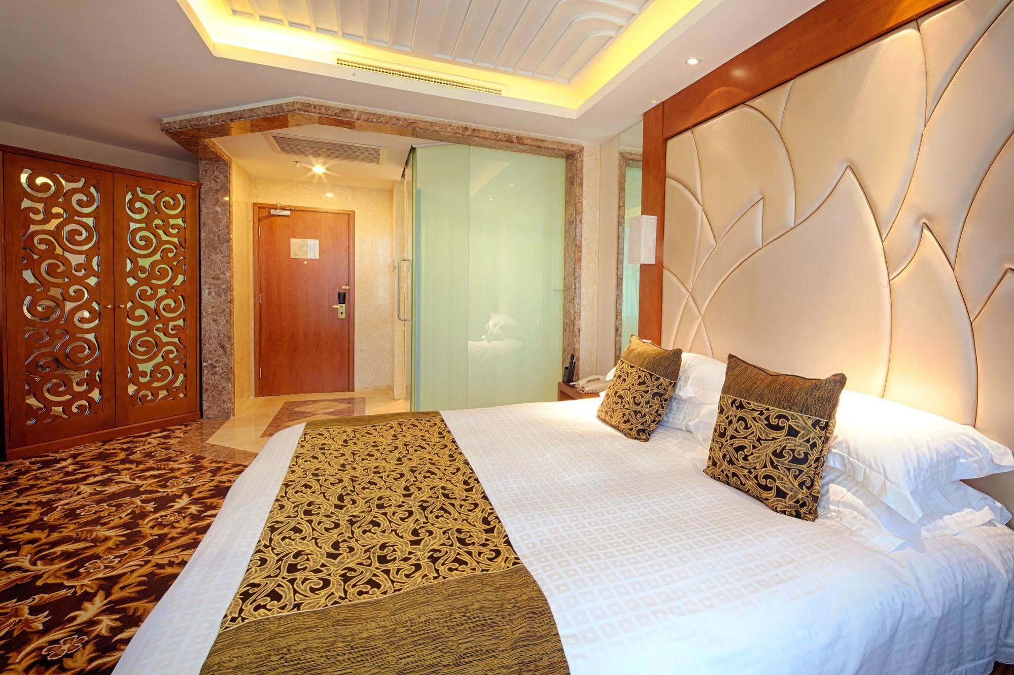 Howard Johnson Paragon Centra Provide Tourism And Ticketing Service 4*
