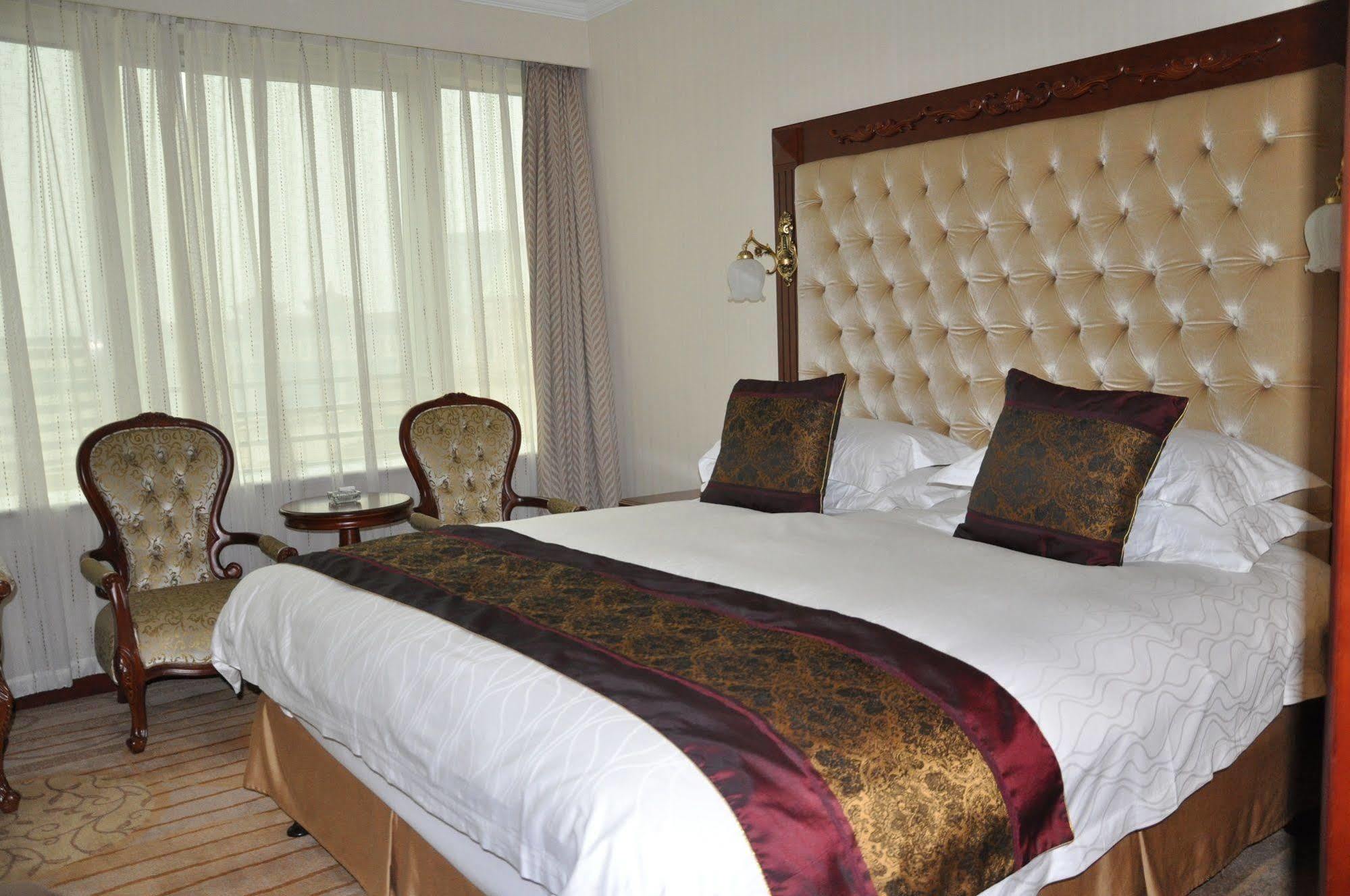 Howard Johnson Paragon Centra Provide Tourism And Ticketing Service Hotel 4*